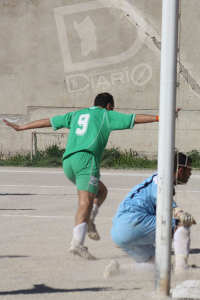 Felice Falaguerra esulta dopo il gol dell'1-0
