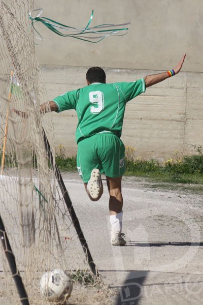Felice Falaguerra esulta dopo il gol dell'1-0