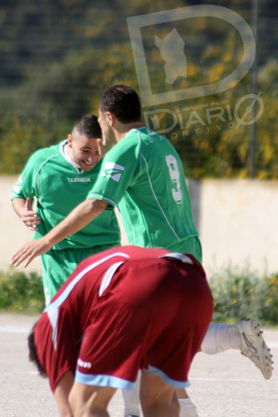 Falaguerra esulta con Mauro Corona dopo il gol dell'1-0