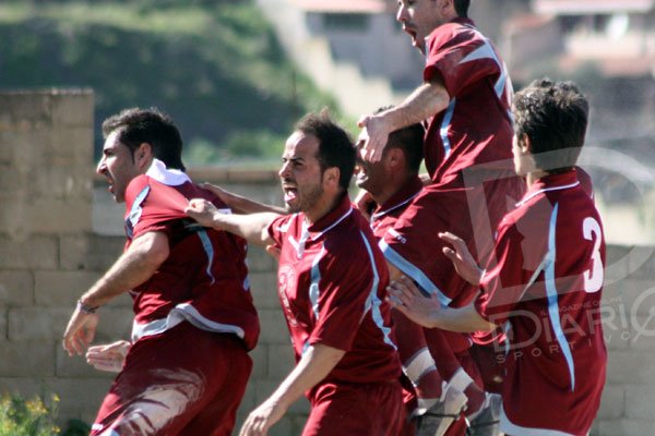 Bruno Carrus festeggiato dai compagni dopo il gol dell'1-1