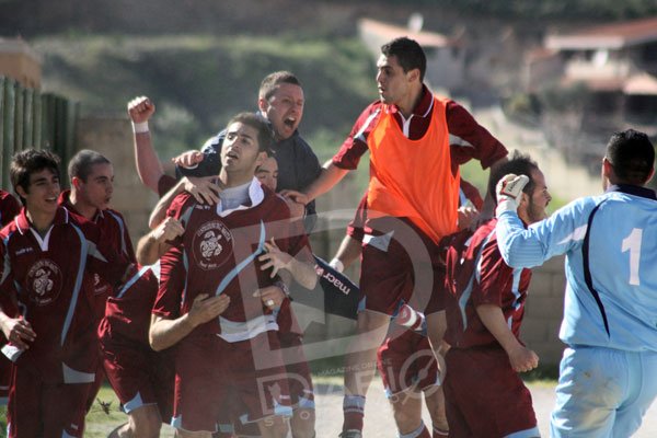 Bruno Carrus festeggiato dai compagni dopo il gol dell'1-1