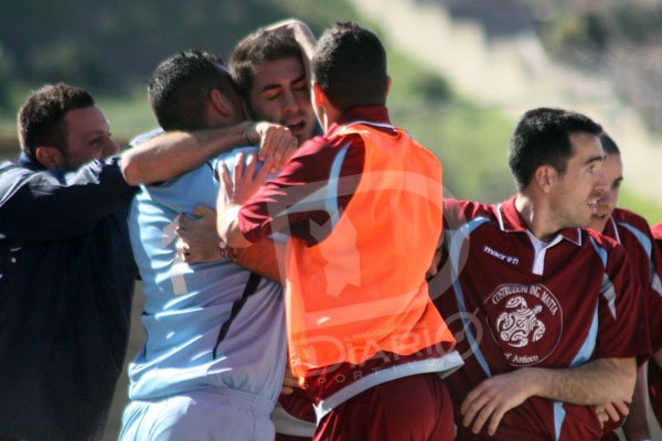 Bruno Carrus festeggiato dai compagni dopo il gol dell'1-1