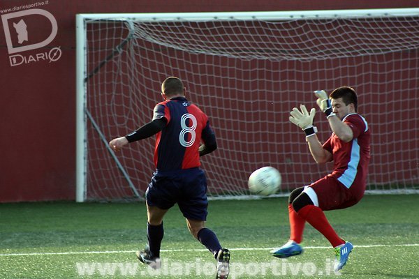 Joseph Manzini scavalca il portiere Bove