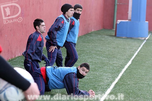 Carlo Piga si riscalda coi compagni