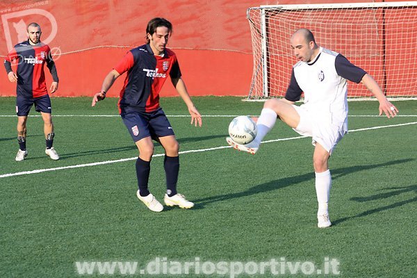 Alessandro Piras controlla Gabriele Concas