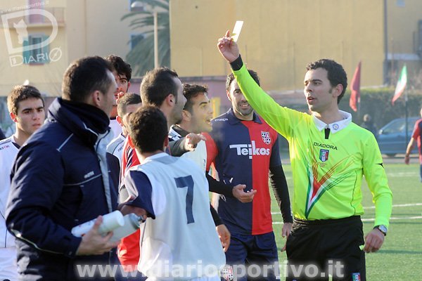 L'arbitro Comunian ammonisce Fabrizio Falchi
