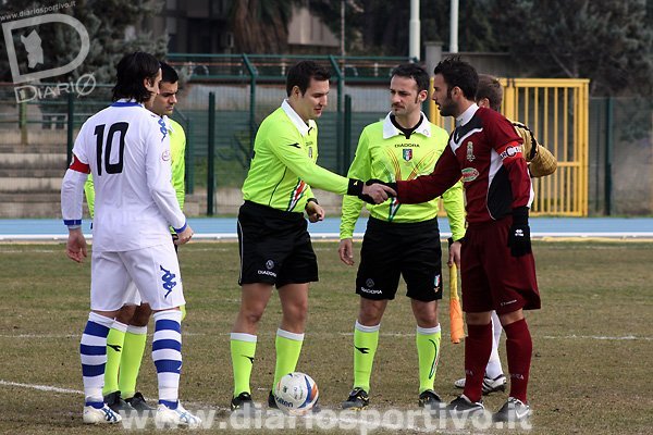 L'arbitro Piero Ceccato di Bassano col capitano Farci