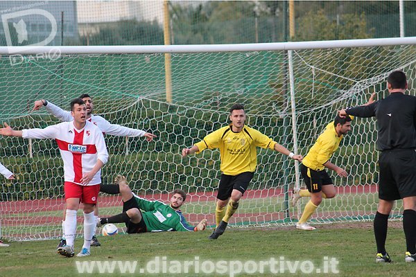 Simone Marini esulta ma l'arbitro Ibba annulla il gol
