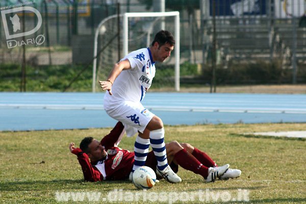 Antonino D'Agostino in scivolata su Paolacci