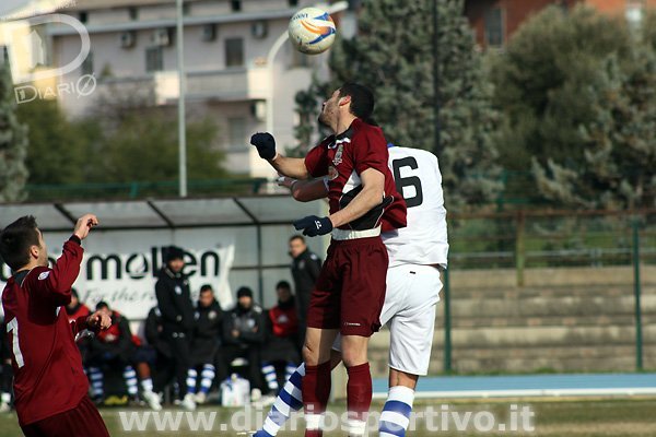 Luca Caboni in duello aereo con Paolacci