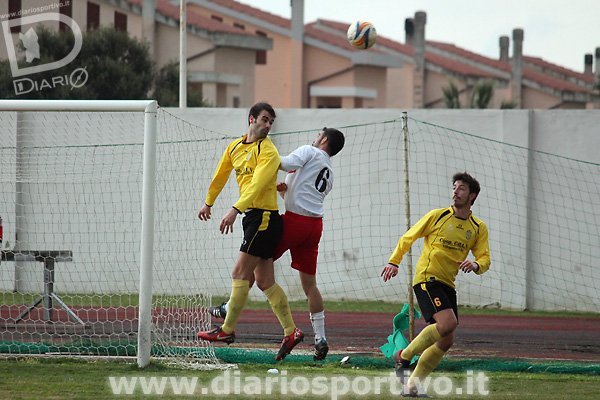 Giorgio Piras respinge di testa