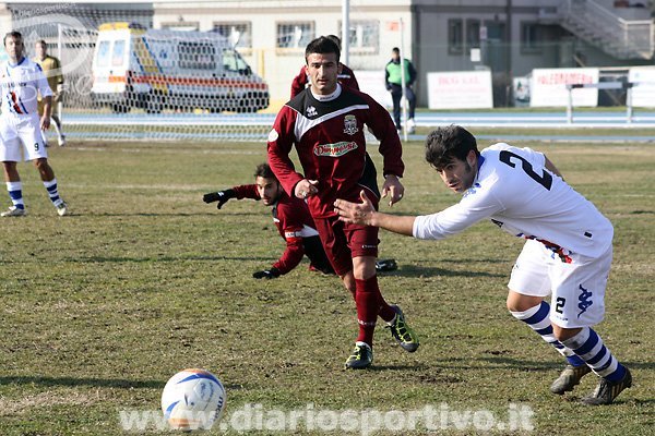 Russo e Rais si contendono palla