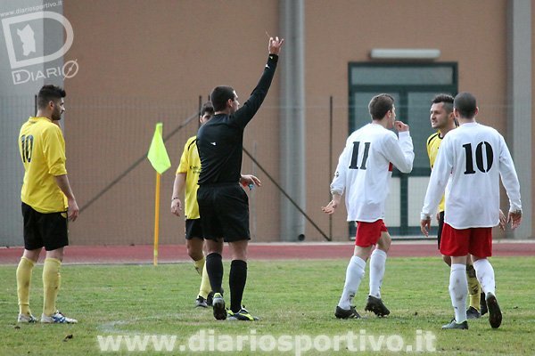 L'arbitro Ibba ammonisce Christian Sartorio