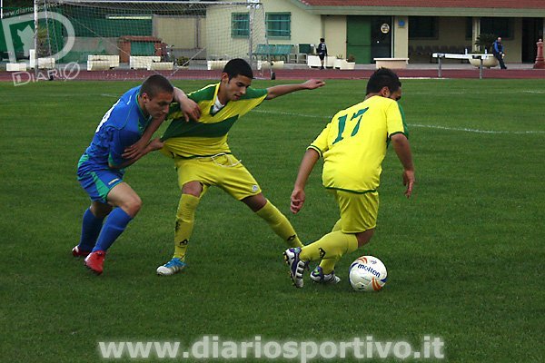 Daniele Pillola e Alessio Sulis rubano palla a Raffaele Cerasuolo 