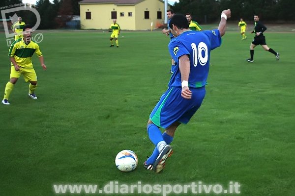 Luca Marongiu batte la punizione