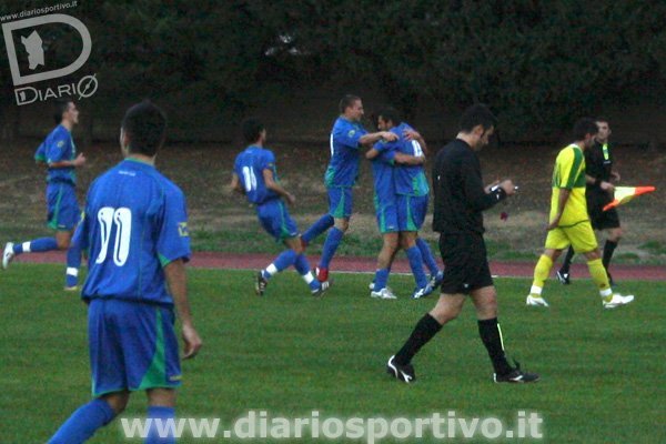 Luca Panetto festeggiato dai compagni