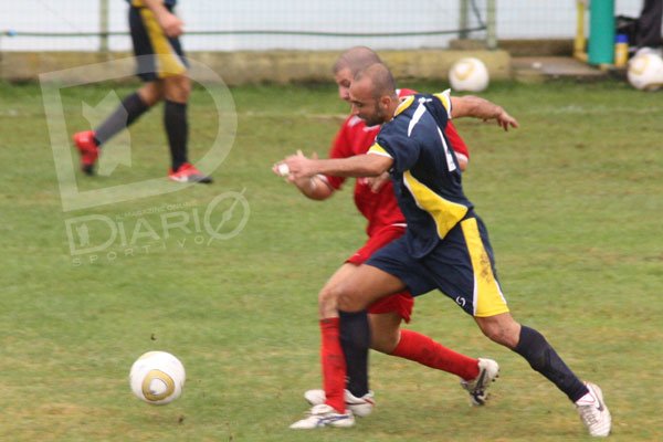 Asseminese-Villasimius 2-1 Michele Medda contrasta la fuga di Luca Loddo
