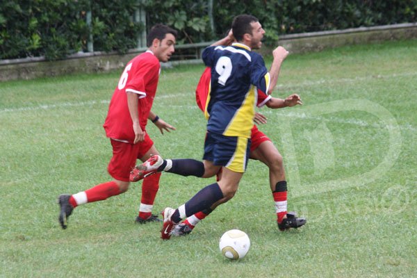 Asseminese-Villasimius-2-1 Bellini osserva il compagno che ferma Claudio Meloni