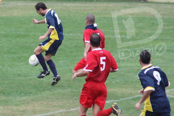 Asseminese-Villasimius 2-1 Matteo Floris controlla palla in area avversaria