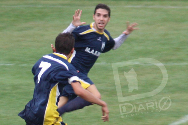 Asseminese-Villasimius 2-1 Daniel Tocco festeggiato da Matteo Meloni
