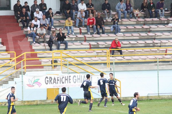 Asseminese-Villasimius 2-1 Daniel Tocco festeggiato dai compagni