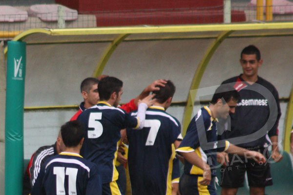 Asseminese-Villasimius 2-1 Daniel Tocco festeggiato da Matteo Meloni
