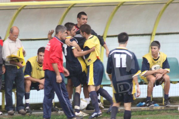 Asseminese-Villasimius 2-1 Daniel Tocco festeggiato dai compagni della panchina
