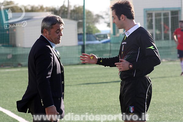 L'arbitro Ragonesi con mister Mereu