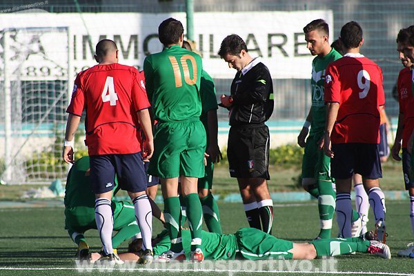L'arbitro Ragonesi annota l'ammonizione di Serao