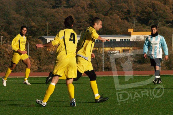 Fonni-Ilvamaddalena 2-1 Floris ha appena fatto gol, a destra la delusione di fabio Fancello