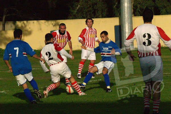 Sarroch-Orrolese3-3 Marco Caboni in contrasto con Cristian Farci