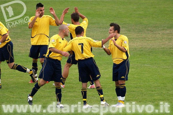 Il Villacidro festeggia il gol Uda
