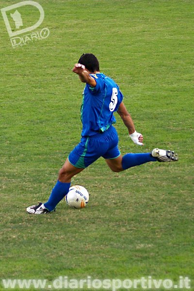 Mario Marongiu al tiro, solo qualche minuto prima di realizzare il gol del pareggio