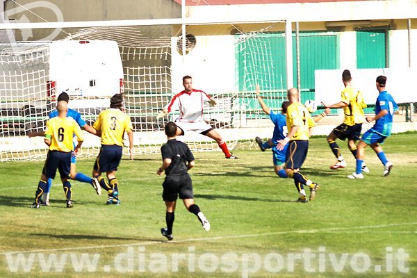 Il gol del pareggio della Nuorese: Mario Marongiu raccoglie al volo un cross dalla destra