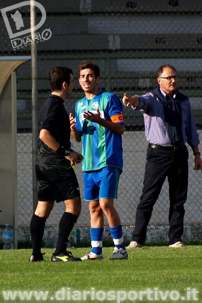 Giulio Pinna parla con il signor Deiana, a destra Mario Orrù