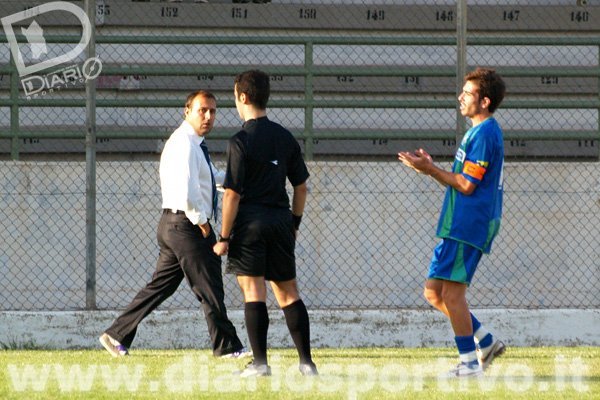 L'allenatore Giovanni Scanu viene espulso dall'arbitro Deiana; Pinna chiede spiegazioni