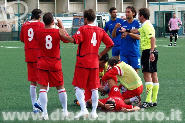 Il signor Tracassi richiama alla calma dopo il fallo su Mattia Cordeddu Il signor Tracassi richiama alla calma dopo il fallo su Mattia Cordeddu