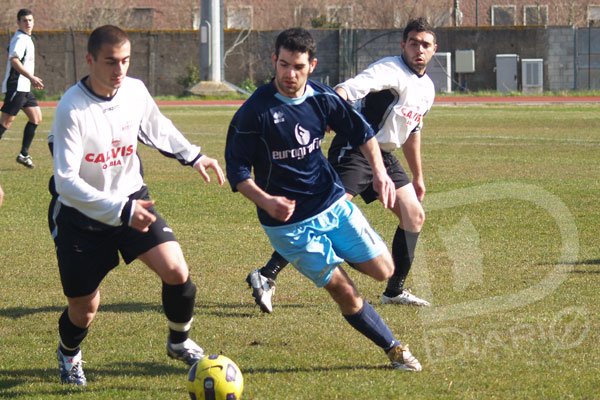 Macomerese-Bittese 0-0 Stefano Ortu contende la palla a Sedda