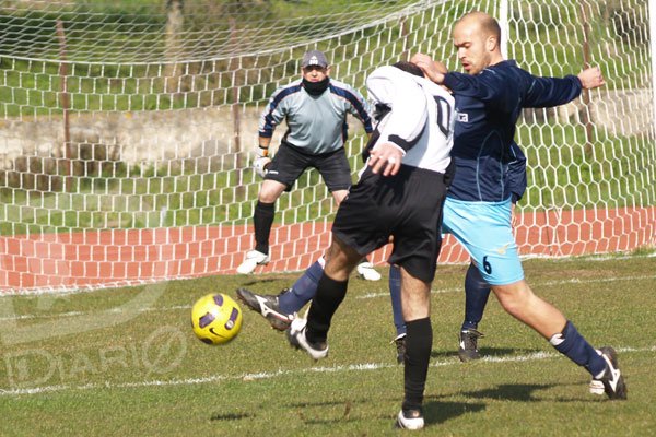 Macomerese-Bittese 0-0 Dessena calcia contrastato da Strinna