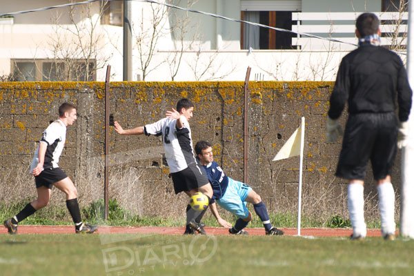 Macomerese-Bittese 0-0 Marco Falchi nella morsa di Antonello Orunesu