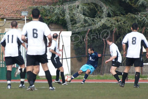 Macomerese-Bittese 0-0 Leo Scanu tra un nugolo di avversari