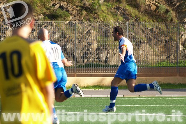 Piludu corre a festeggiare il gol