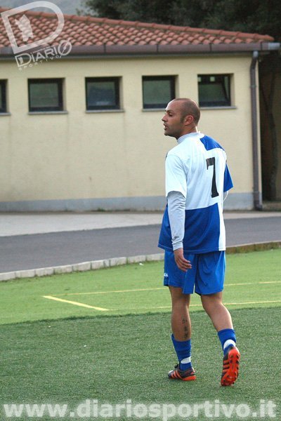 Claudio Placentino lascia il terreno di gioco dopo l'espulsione