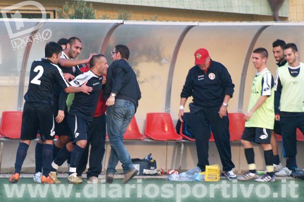 La panchina della Gemini festeggia la rete
