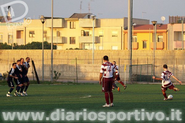 Una punizione calciata da Paolo Nieddu