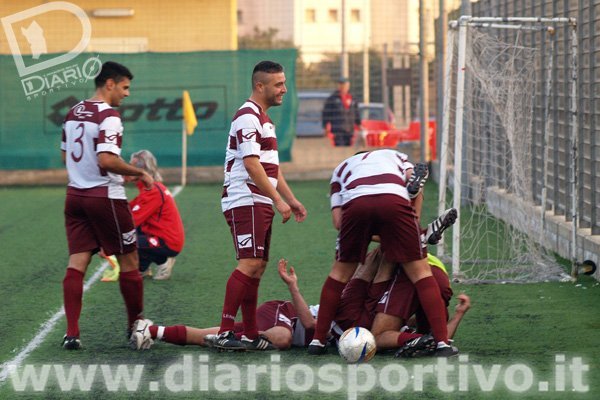 I giocatori della C.A.S.TOR. festeggiano la rete del pareggio