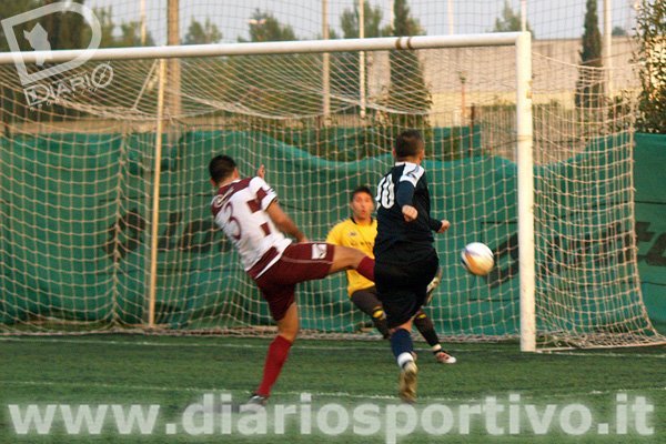 Nicola Scarlatella calcia sul primo palo un pallone servitogli sulla destra