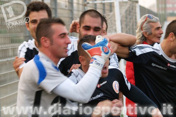 Fabio Toro festeggia l'autore del gol