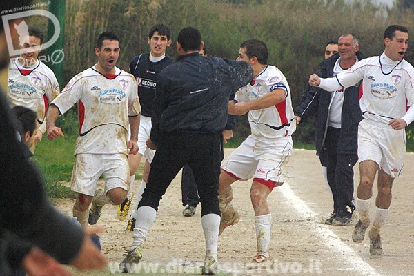 L'esultanza di Mauro Meloni dopo il secondo goal