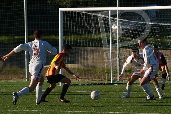 Masia, con la maglia numero 5, insegue Peana lanciato a rete Masia, con la maglia numero 5, insegue Peana lanciato a rete